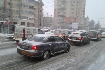 Trafic îngreunat de zăpadă, pe străzile și trotuarele din Suceava, luni dimineața