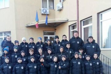 O parte din micii fotbaliști de la Juniorul, alături de antrenorii lor