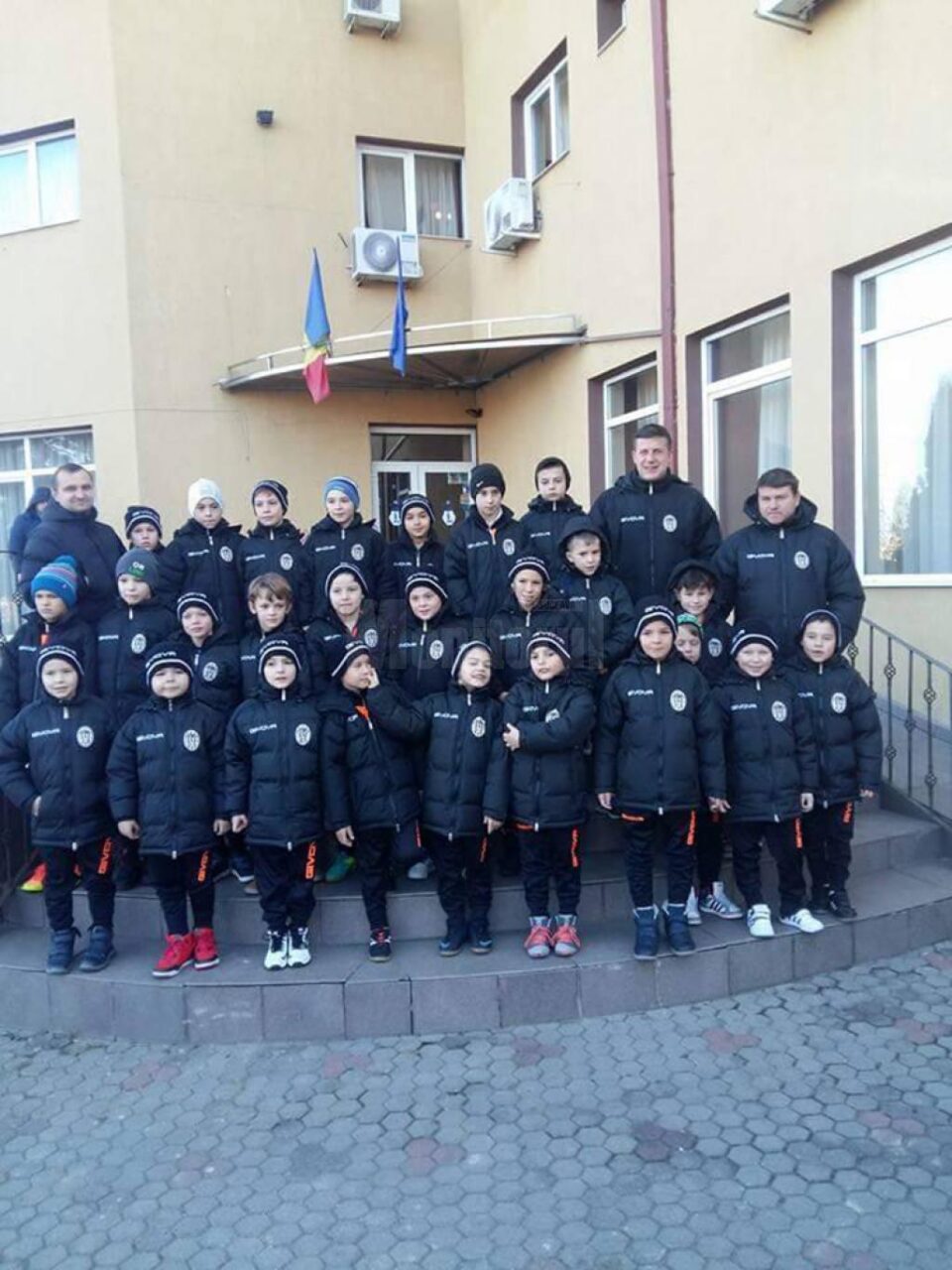 O parte din micii fotbaliști de la Juniorul, alături de antrenorii lor