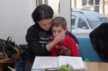 Un copil de 7 ani, cu o boală genetică rară, are nevoie de 90.000 de euro pentru un aparat care îi permite o viață normală