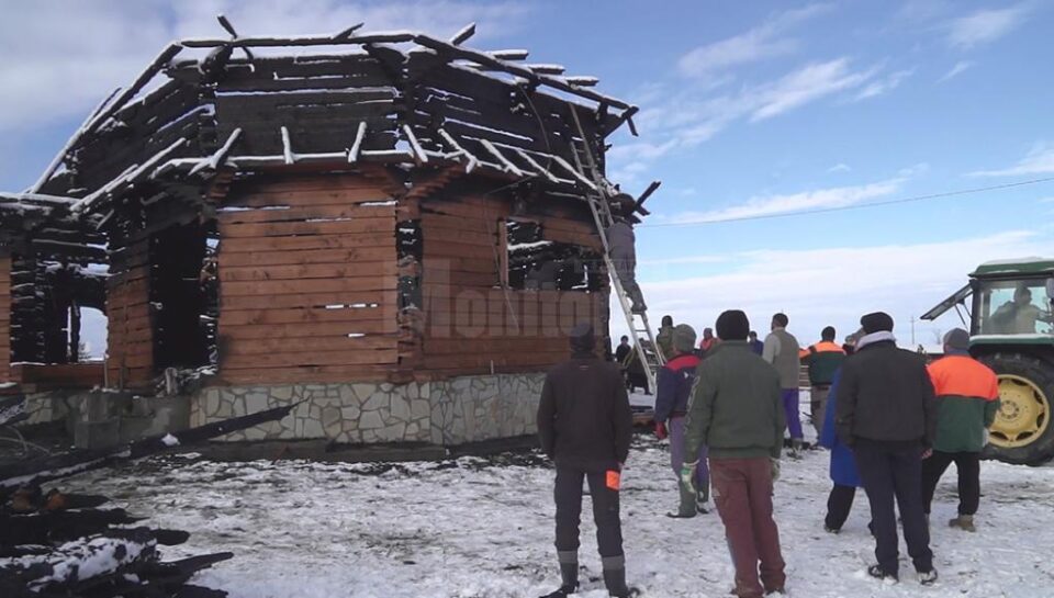 În urma incendiului au rămas câțiva pereți ai bisericii, care trebuiesc acum demolați