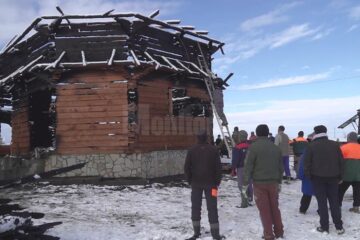 În urma incendiului au rămas câțiva pereți ai bisericii, care trebuiesc acum demolați