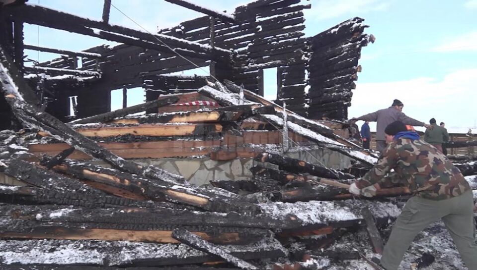 Sătenii s-au adunat sâmbătă și au început curățarea locului unde a avut loc incendiul