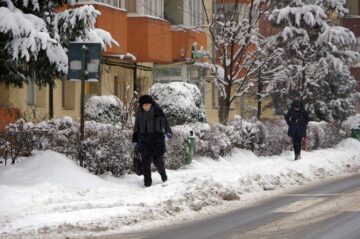 Grija deszăpezirii trotuarelor nu a mai avut-o nimeni, ici-colo fiind ieșiți oameni cu lopeți sau mături