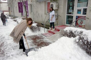 Agenții economici au obligația să curețe trotuarul în dreptul spațiilor lor comerciale, dar nu toți respectă acest lucru