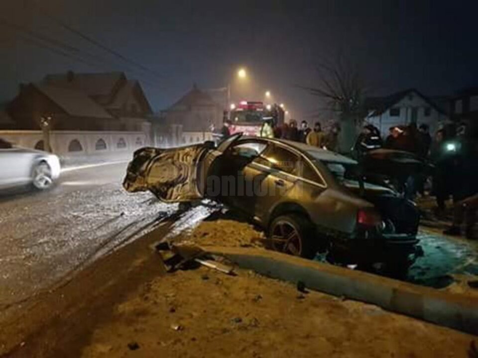 În timpul urmăririi, autoturismul a fost scăpat de sub control și a intrat în coliziune cu un gard