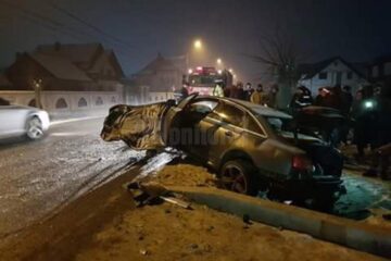 În timpul urmăririi, autoturismul a fost scăpat de sub control și a intrat în coliziune cu un gard