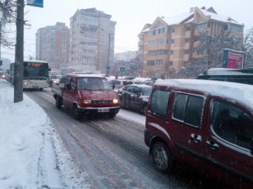 Circulație îngreunată de zăpadă, pe străzile și trotuarele din Suceava