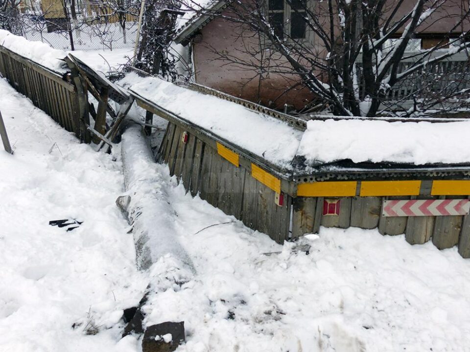 Frică și pagube mari pentru o familie, din cauza accidentelor repetate în gardul casei lor din Șcheia