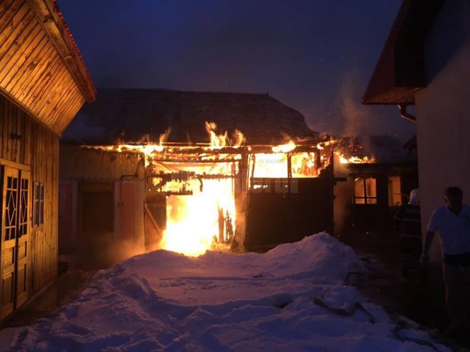 Incendiul violent a cuprins toate cele 3 anexe ale locuintei