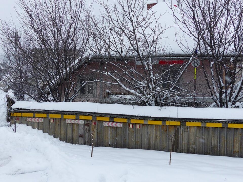 Bărbatul a montat plăcuțe reflectorizante pe gardul casei și un girofar, pentru a-i atenționa pe șoferi în curba periculoasă