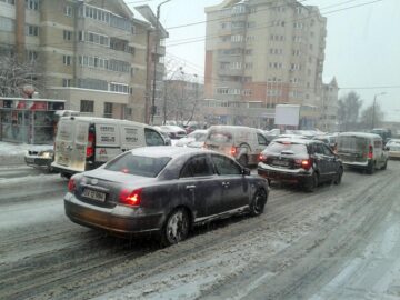 Trafic rutier îngreunat de zăpadă, la primele ore ale dimineții
