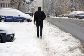 Circulație îngreunată de zăpadă, pe străzile și trotuarele din Suceava