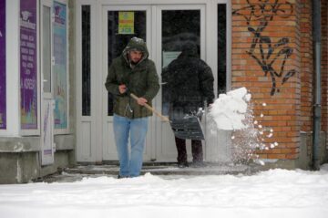 Circulație îngreunată de zăpadă, pe străzile și trotuarele din Suceava