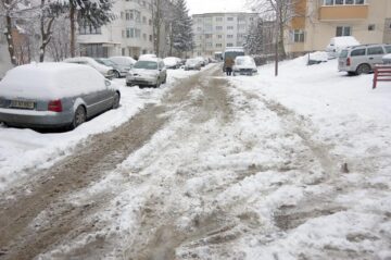 Circulație îngreunată de zăpadă, pe străzile și trotuarele din Suceava