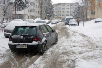 Circulație îngreunată de zăpadă, pe străzile și trotuarele din Suceava