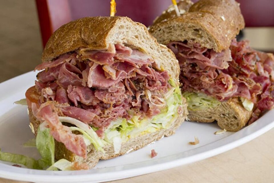 Pastrama pentru sendviș este făcută după o rețetă din Bucovina