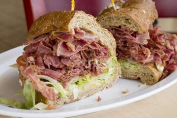 Pastrama pentru sendviș este făcută după o rețetă din Bucovina