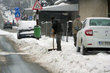 Circulație îngreunată de zăpadă, pe străzile și trotuarele din Suceava