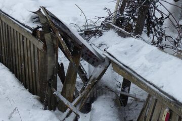 Gardul familiei Simian a fost distrus pe o lungime de cinci metri