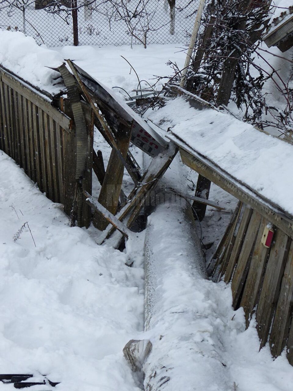 Gardul familiei Simian a fost distrus pe o lungime de cinci metri