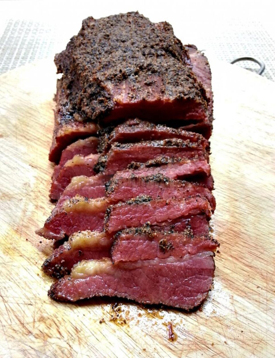 Pastrami sandwich este unul din preparatele preferate ale americanilor, dar are origini din Bucovina