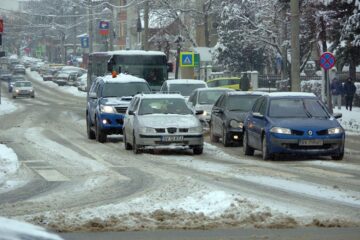 Carosabil acoperit cu zăpadă în municipiul Suceava, la ora 8