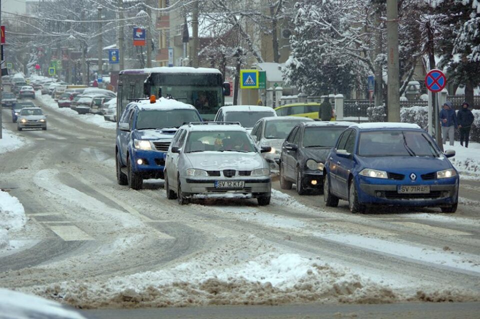 Carosabil acoperit cu zăpadă în municipiul Suceava, la ora 8