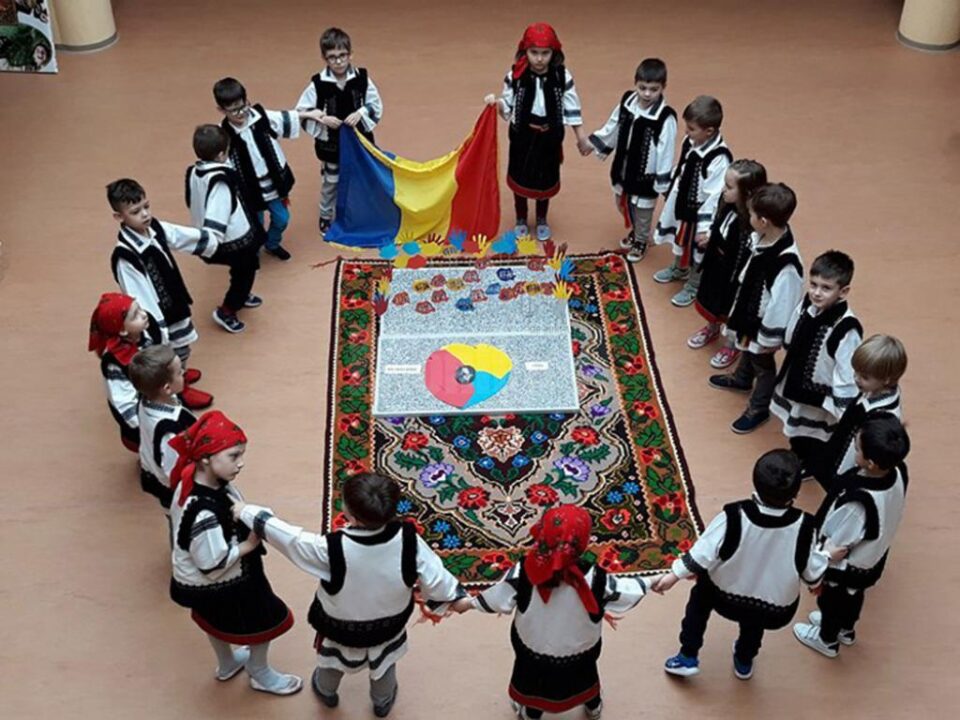 Preșcolarii și școlarii de la Școala Primară “Sfântul Ioan cel Nou de la Suceava” au sărbătorit Ziua Micii Uniri – 24 ianuarie
