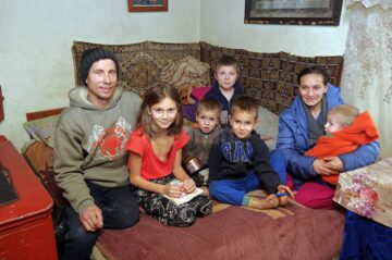 O familie cu cinci copii, cu vârste cuprinse între 2 și 11 ani, din Călinești-Enache, are nevoie urgentă de ajutor