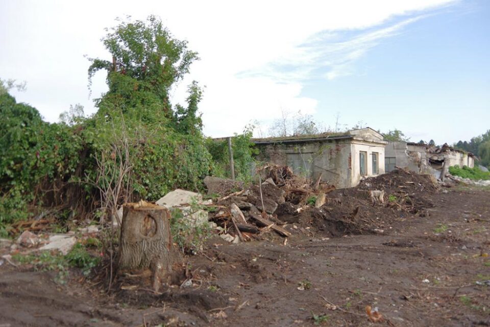 Zona în care se va construi blocul pentru medici în curtea Spitalului Vechi