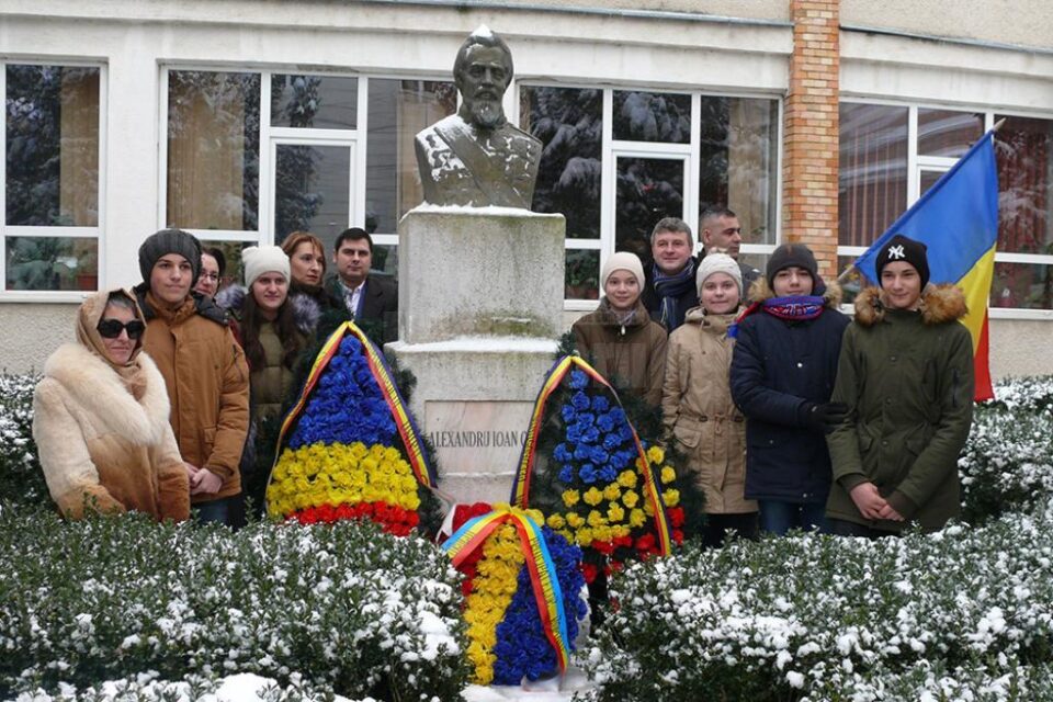Depuneri de coroane la statuia lui Alexandru Ioan Cuza