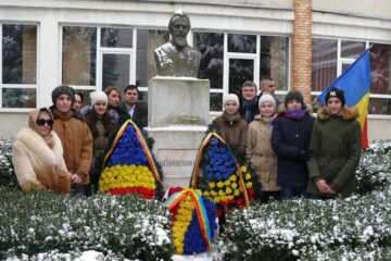 Depuneri de coroane la statuia lui Alexandru Ioan Cuza