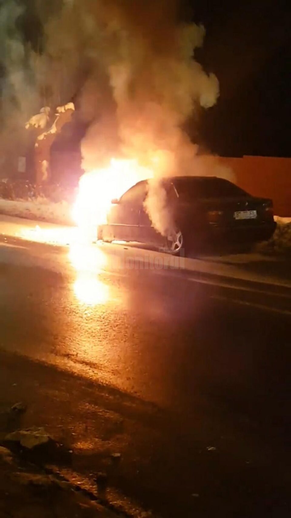 Un autoturism a fost cuprins de flăcări în cartierul Ițcani