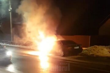 Un autoturism aflat marți seara în trafic prin cartierul Ițcani a fost cuprins de flăcări