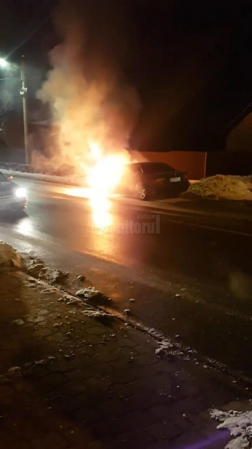 Un autoturism aflat marți seara în trafic prin cartierul Ițcani a fost cuprins de flăcări Un autoturism aflat marți seara în trafic prin cartierul Ițcani a fost cuprins de flăcări