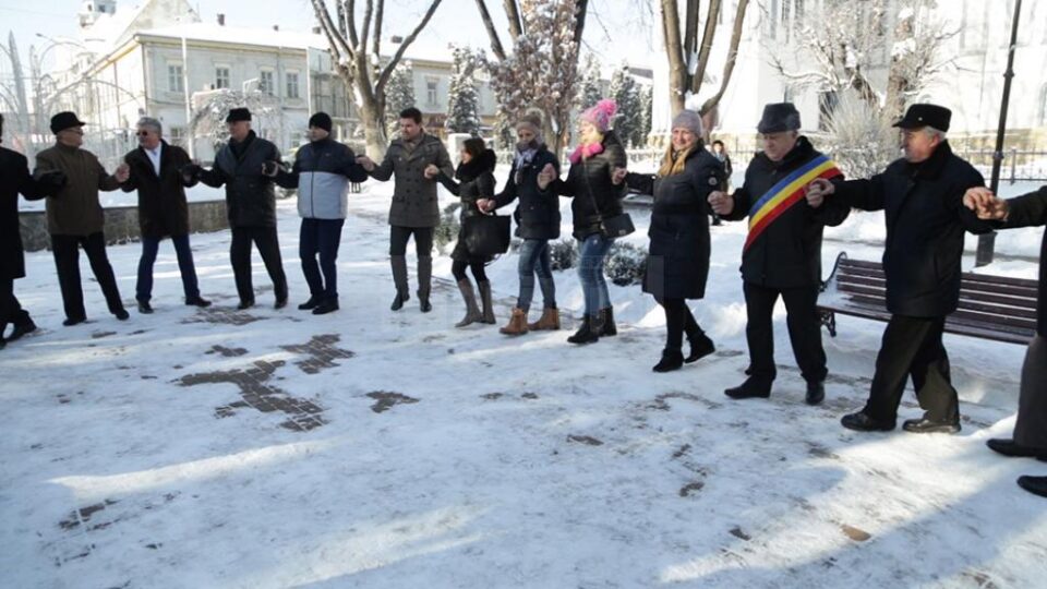 Primarul municipiului Rădăuți s-a prins într-o Horă a Unirii