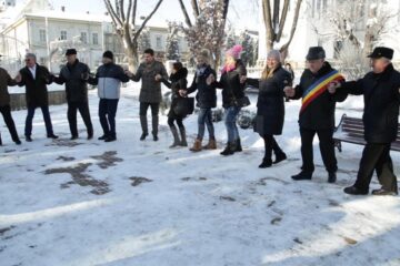 Primarul municipiului Rădăuți s-a prins într-o Horă a Unirii