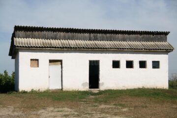 Toaletele din curtea școlilor trebuie să dispară cât mai curând posibil