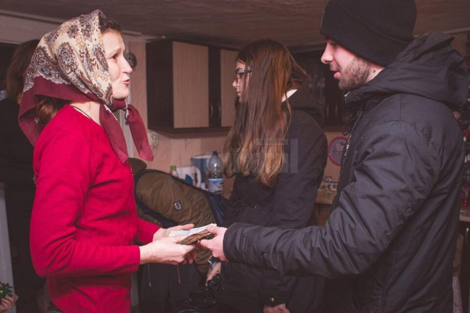 Un grup de voluntari suceveni a donat 550 de euro pentru fetița din Poiana Micului care are nevoie de transplant de plămâni