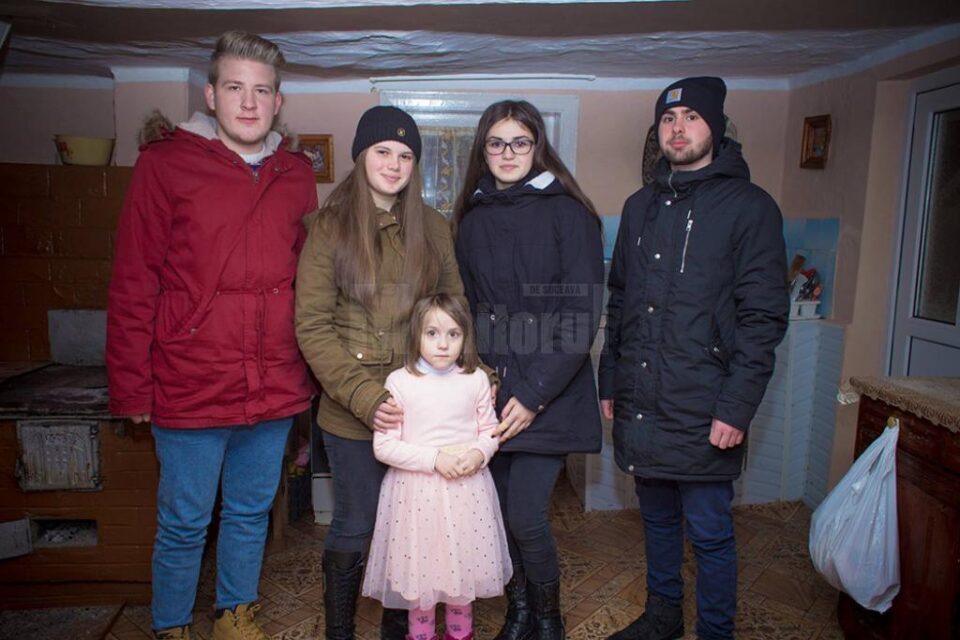 Grupul de voluntari și micuța Ileana Micuțaru