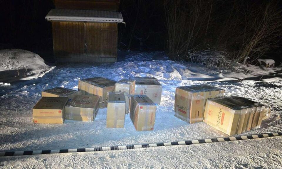 Polițiștii de frontieră au descoperit 11 colete cu țigări de contrabandă