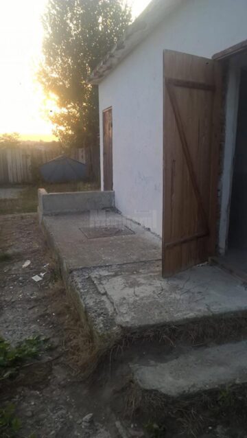 Toaletele din curtea școlilor trebuie să dispară cât mai curând posibil