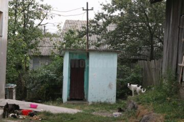 Toaletele din curtea școlilor trebuie să dispară cât mai curând posibil