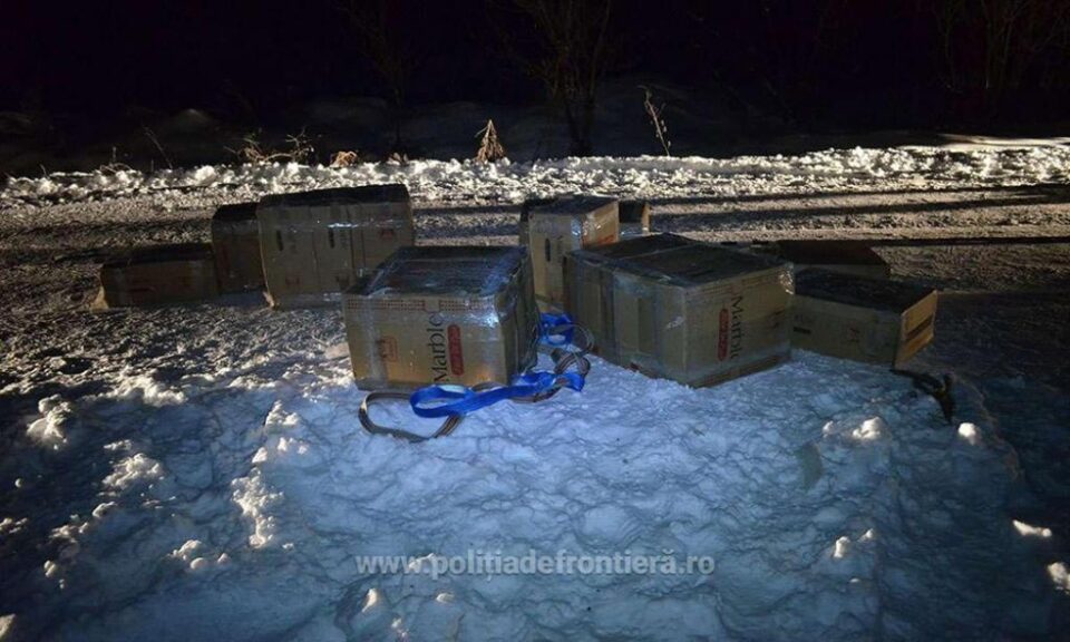Polițiștii de frontieră au descoperit 11 colete cu țigări de contrabandă