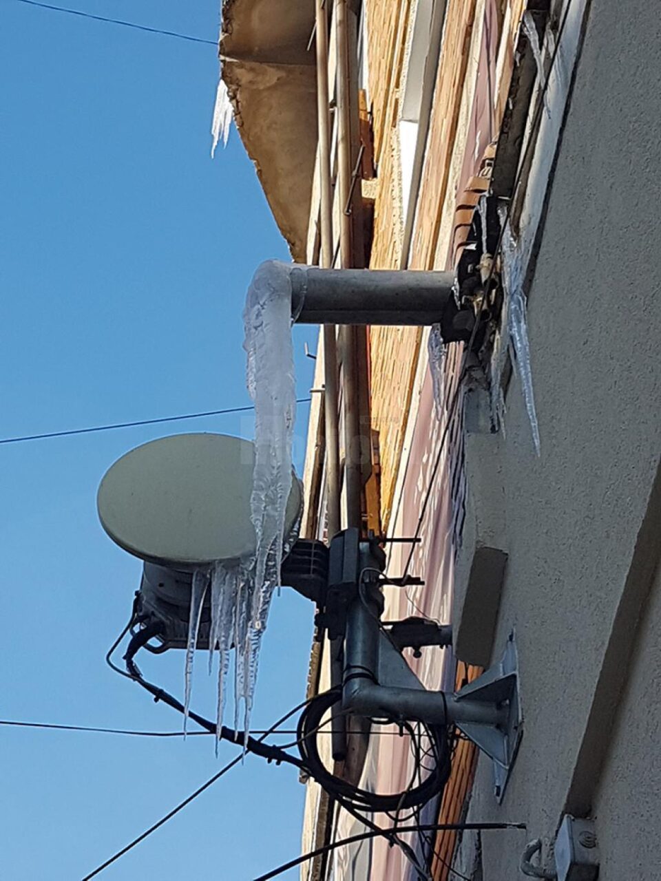 Atenție, cad țurțuri!