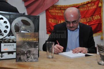 Tiberiu Avram semnand autografe