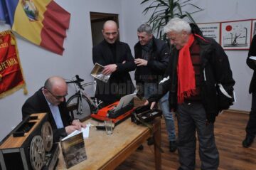 Dupa lansare, autorul a oferit autografe