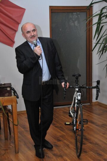 Tiberiu Avram și bicicleta primită cadou de la prietenii lui humoreni