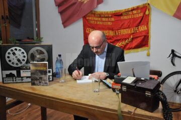 Tiberiu Avram semnand autografe